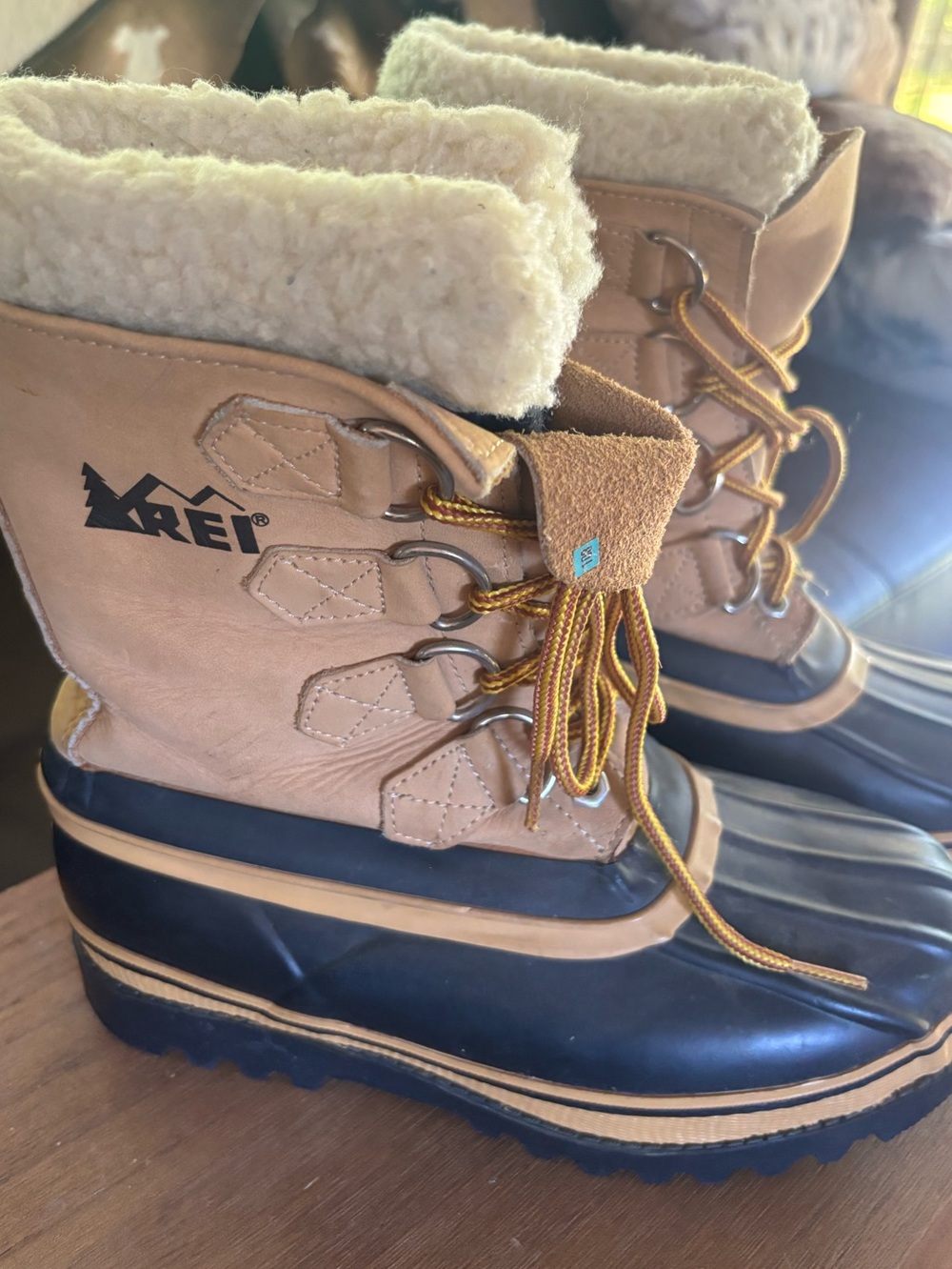 REI Tan and Black Shearling-Lined Waterproof Winter Boots men 6 women 8